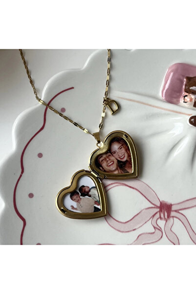 Vintagezegeni Çiçek Desenli ve Harfli Kapaklı Çift Fotoğraflı Kalp Kolye(2,1 cm)