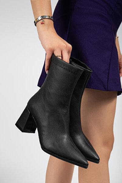 CEVHERA Kadın Siyah Cilt Ortadan Dikiş Detaylı Sivri Burun Orta Boy Topuklu Bot