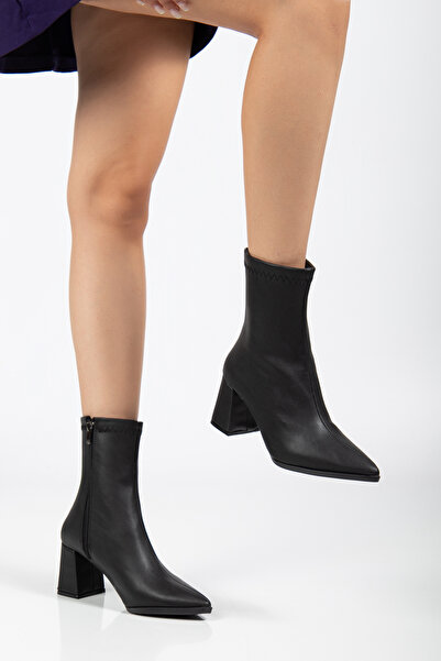 CEVHERA Kadın Siyah Cilt Ortadan Dikiş Detaylı Sivri Burun Orta Boy Topuklu Bot
