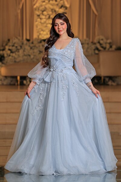 Lara فستان سهرة ملكي بلون سماوي هادئ ينبض بالرقي والرومانسية، مثالي للمناسبات الراقية والإطلالات الحالمة