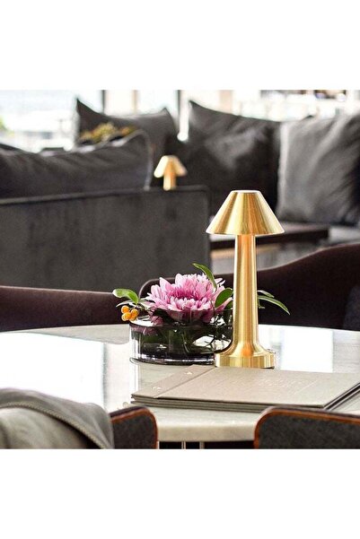 Without a mark Small decorative table lamp with a simple classic design - Gold