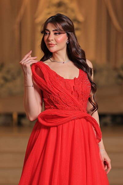 Lara فستان سهرة أحمر بتصميم استثنائي وجاذبية ساحرة