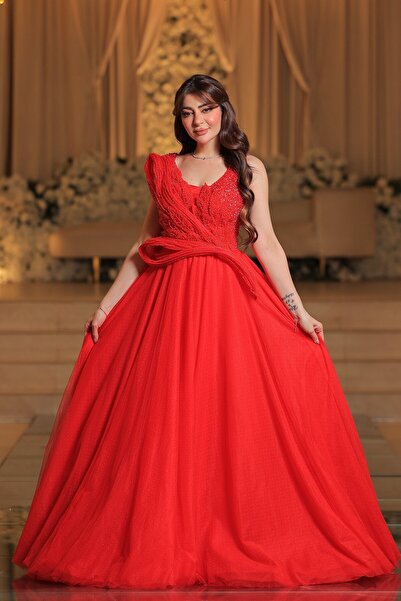 Lara Red evening dress with an exceptional design and charming appeal