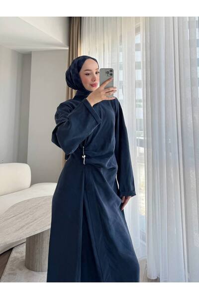 Maison MeDa فستان محتشم من المودال باللون الأزرق الداكن مع تفاصيل من قماش الف...