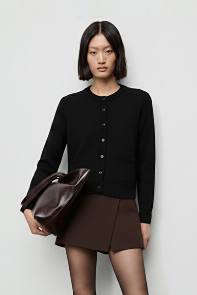 Eazy Co سترة تريكو نسائية سوداء بياقة دائرية وأزرار من EazyStudio+