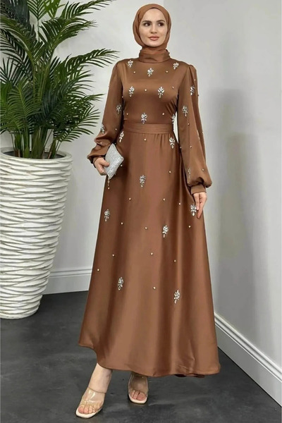 Tesettür Diyarı Rochie de seară din satin cu pietre Nove - Maro