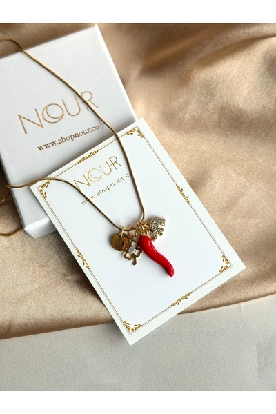 Nour Co Biber Yonca Harf Şans Kolye