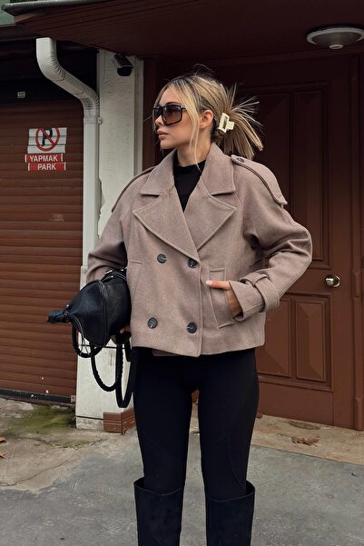 Swist Vizon Kruvaze Apoletli Manşet ve Cep Detaylı Kadın Crop Kaşe Mont