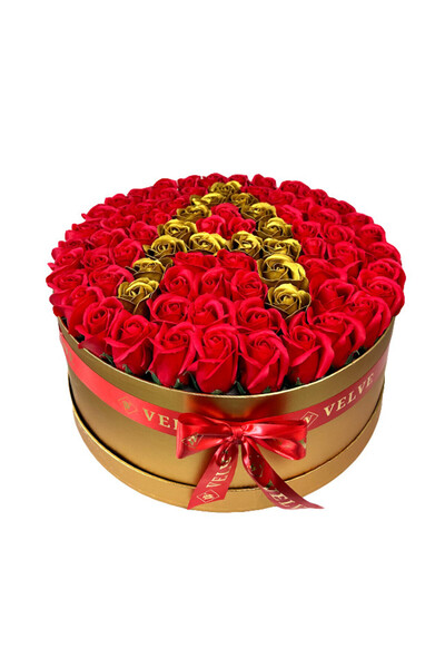 velve Aranjament floral personalizat cu litera A,in cutie rotunda aurie cu 75...