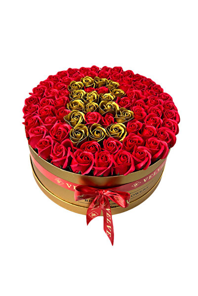 velve Aranjament floral personalizat cu litera B,in cutie rotunda aurie cu 75...