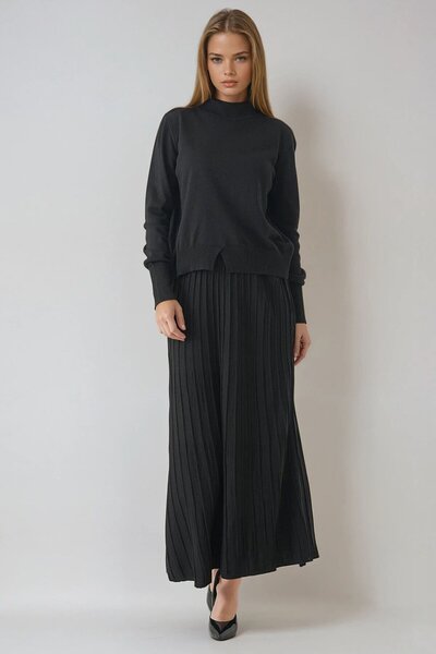 VAGGON Half Turtleneck Sweater and Midi Length Pleated Skirt Set