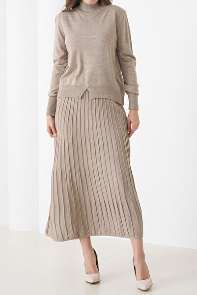 VAGGON Set de pulover bej cu jumătate de gât și fustă plisată lungime midi pentru femei Vs01442