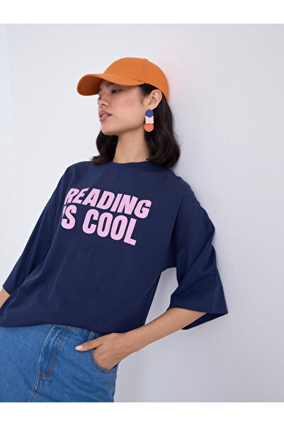 Styli تي شيرت أزرق داكن بطباعة شعار قصة فضفاضة