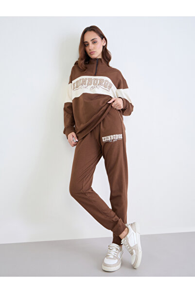 Styli قميص رياضي طويل بقصة عادية باللون البني مع بنطال رياضي بأكمام