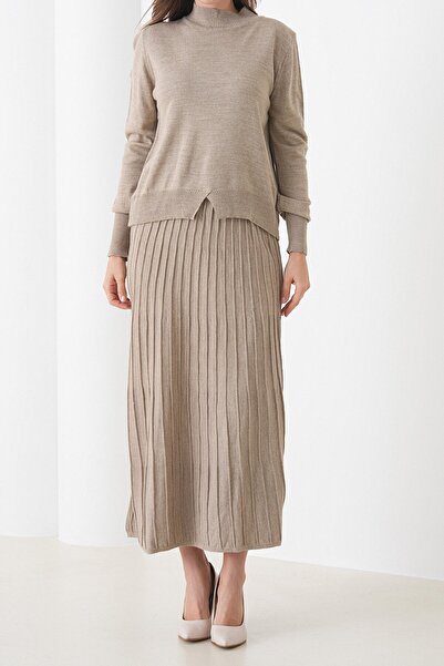 VAGGON Half Turtleneck Sweater and Midi Length Pleated Skirt Set