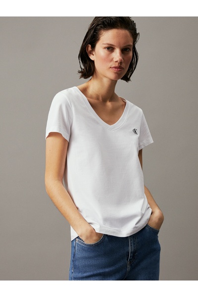 Calvin Klein تي شيرت نسائي أبيض لامع مطرز برقبة على شكل حرف V