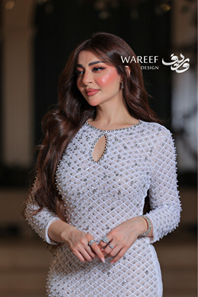WAREEF FASHION Luxurious white evening dress embroidered with pearls and crystals, long sleeves and a slim fit