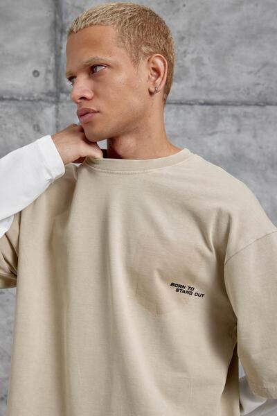 NOMARC Κρεμ μπλουζάκι BORN TO STAND με γραμμένο κομμάτι στο μανίκι