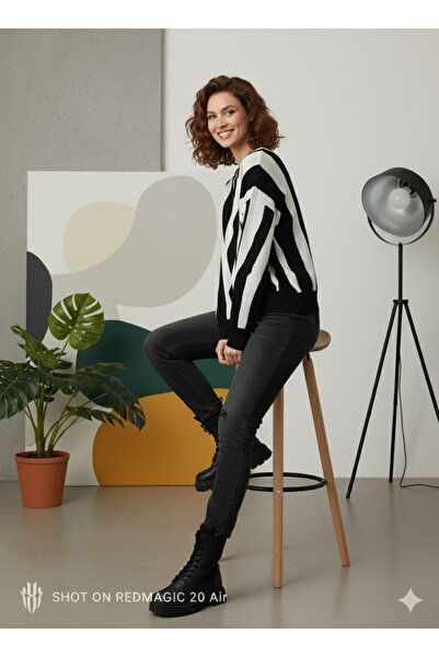 Eng Zebra Desenli Siyah Beyaz Kadın Triko Kazak