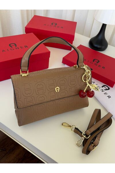 GGGG Shoulder bag with accessories