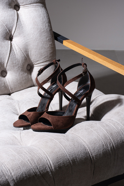 es exello Алина обувки с висок ток и кръстосани ремъци от кафяво суе