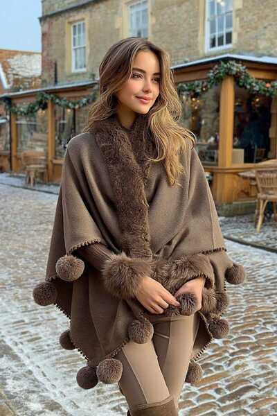 LAGRANZE Nordic Grace Pompom Poncho Shawl