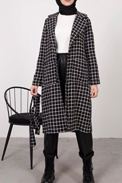 Tesettür Diyarı Палто с колан и подплата с шарка „кучешки зъб“ – черно