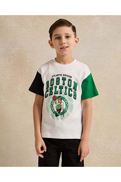 REDTAG تي شيرت أبيض قصة فضفاضة للأولاد من بوسطن سيلتيكس