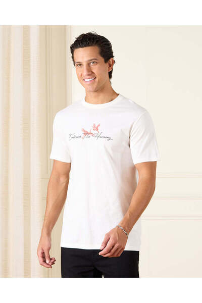 REDTAG تي شيرت رجالي أبيض أساسي برسومات جرافيكية