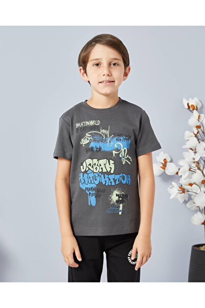 REDTAG تي شيرت للأولاد بطبعة خيال حضري باللون الفحمي