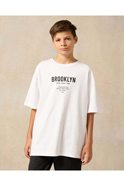 REDTAG تي شيرت أبيض مطبوع عليه شعار بروكلين نيويورك ١٩٨٨ للأولاد الكبار