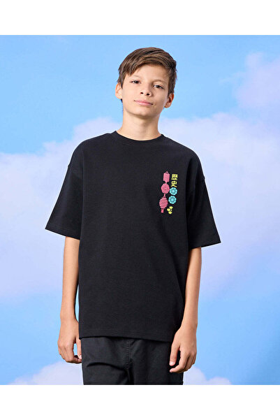 REDTAG تي شيرت أسود كبير الحجم بنقشة طائر الفلامنجو للأولاد الكبار