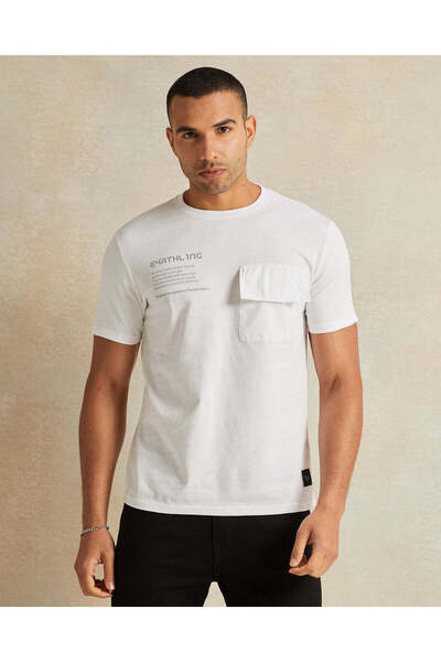 REDTAG تي شيرت رجالي أبيض مطبوع بأكمام قصيرة وجيب