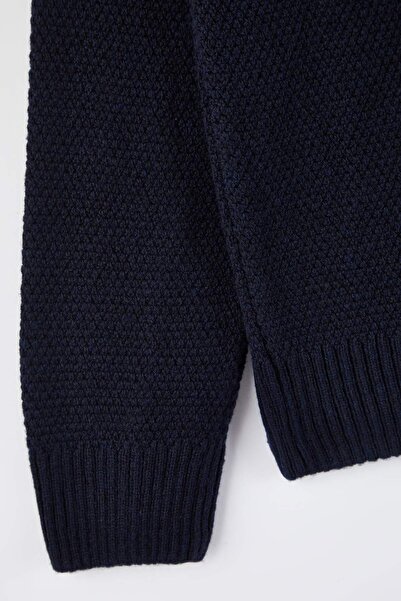 Trendyol Collection Marineblauer, einfarbiger Pullover mit regulärem Polokragen und Knöpfen TMNAW26KZ00010