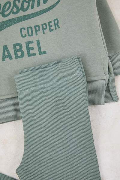 TRENDYOLKIDS Mint*001 طقم سترة سفلية محبوكة عادية مطبوعة بشعار قطني للفتيات TKDAW26AU00012