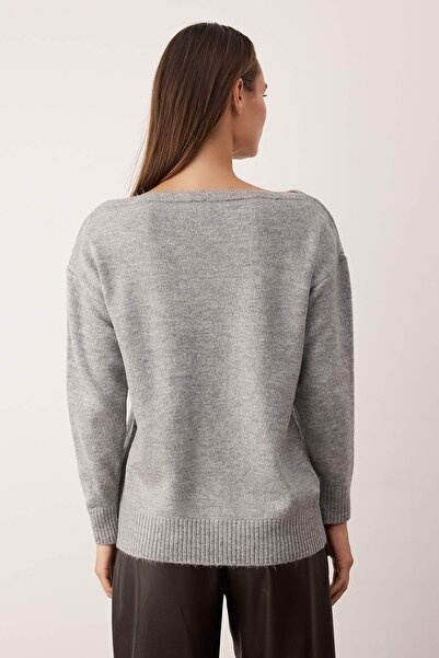 Trendyol Collection Grau*001 Weich strukturierter, weit geschnittener, gestreifter Strickpullover TWOAW26KZ00165