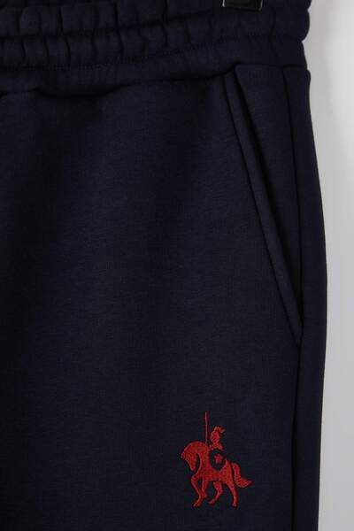 Trendyol Collection Marineblaue, bestickte Jogginghose mit normaler Passform und elastischen Beinabschlüssen und Fleece-Innenfutter TMNAW22EA0346
