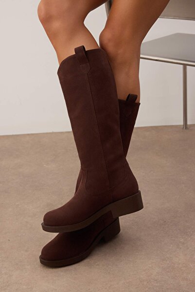 TRENDYOL SHOES Γυναικείες μπότες με ίσιο τακούνι σε σκούρο καφέ σουέντ TAKAW26CZ00019