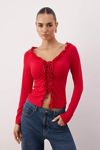 Trendyol Collection Rote, figurbetonte, elastische Strickbluse mit Kordelzug und Rüschendetail, langärmlig, TWOAW26BZ00162