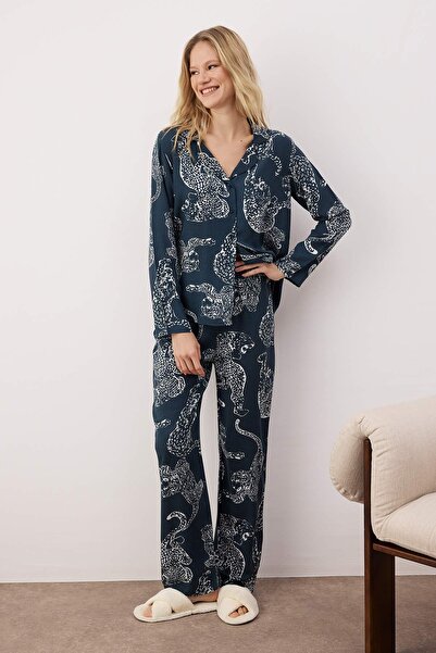 Trendyol Collection Піжама з віскозного полотна з тигровими візерунками антрацитового кольору THMAW24PT00092