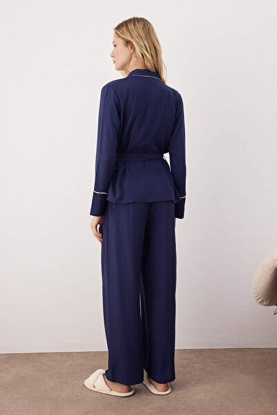 Trendyol Collection Set de pijamale țesute din viscoză detaliu vipușcă cu două rânduri de nasturi cu centură bleumarin THMAW22PT1109