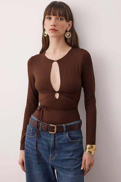 Trendyol Collection Кафяво боди с дълбоко V-образно деколте и връзки отпред TPRAW26BD00028