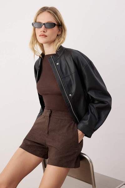 Trendyol Collection Къси панталонки и бермуди от кафяв велур TWOAW26SR00053