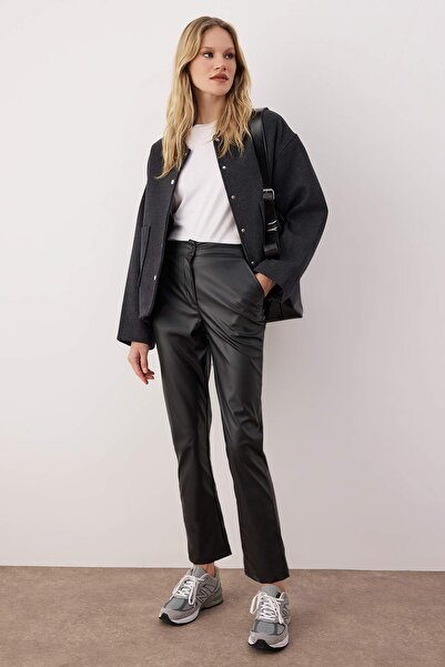 Trendyol Collection Černé cigaretové tkané kalhoty z umělé kůže TWOAW22PL0290