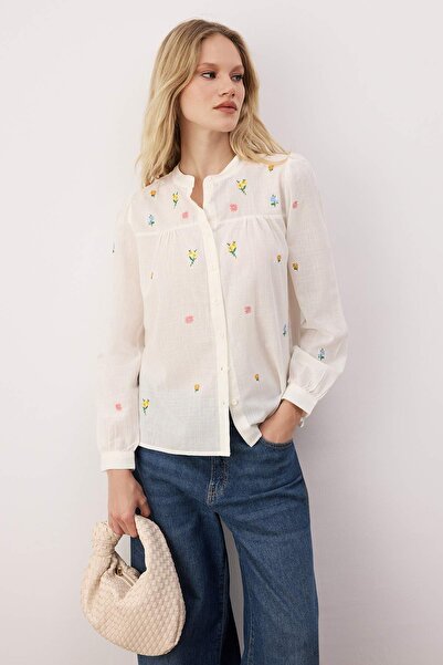 Trendyol Collection Haftowana koszula w kolorze ecru - Tkana koszula o regularnym kroju TWOSS23GO00152