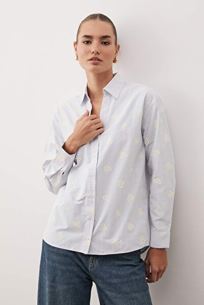 Trendyol Collection Cămașă țesătă oversize din bumbac cu dungi albastre cu imprimeu floral TWOSS23GO00373