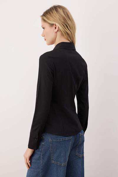Trendyol Collection Wardrobe Essentials Black Lightweight Fitted Waist Cotton Woven Shirt Twoaw26Go00022