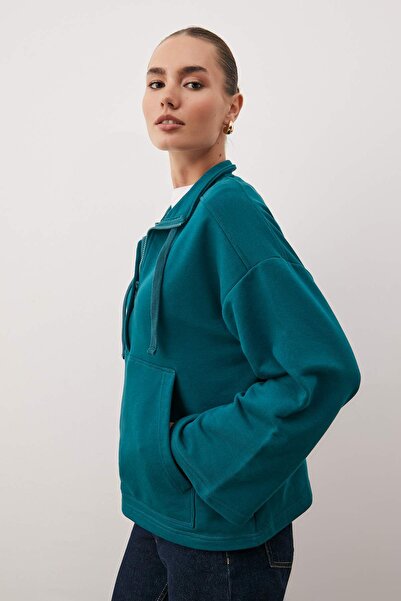 Trendyol Collection Hanorac tricotat cu guler vertical, cu fermoar și buzunare, cu formă relaxată/confortabilă TWOAW26SW00187