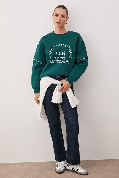 Trendyol Collection Emerald Green Thick Fleece Inside Slogan Embroidered Oversize Crew Neck Knitted Sweatshirt Twoaw26Sw00078