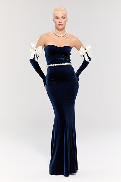 Nur Karaata Lily Throne Gown